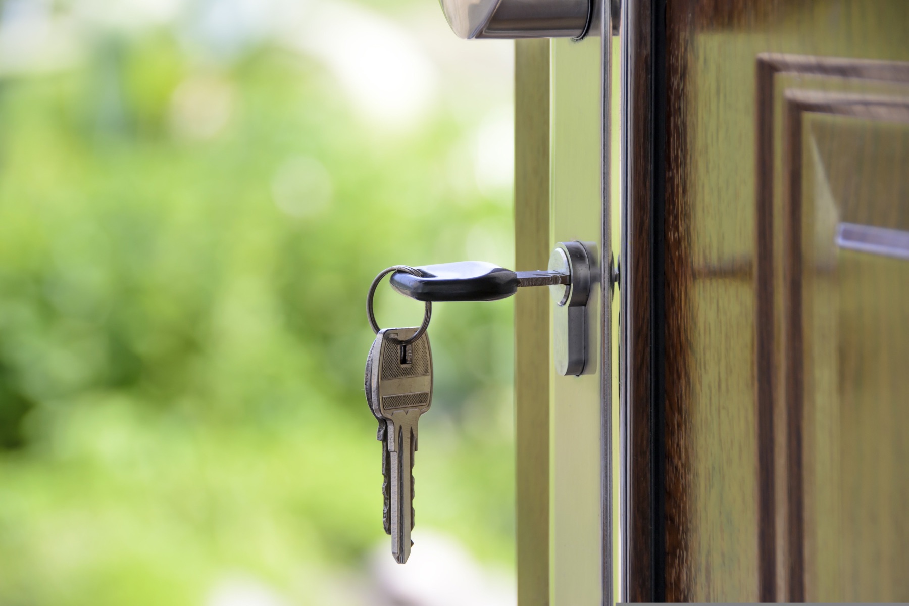 Clé dans la serrure d'une porte d'habitation à Vernon